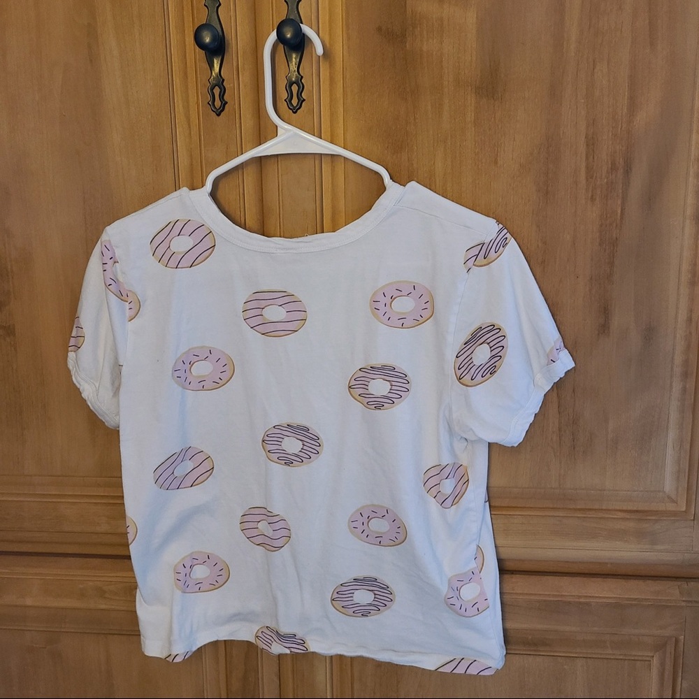 Cropped tee with donut design